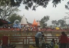 लहरपुर, सीतापुर। क्षेत्र के प्रसिद्ध सूर्यकुंड मंदिर में अमावस्या के पावन अवसर पर भारी संख्या में श्रद्धालुओं ने पवित्र सरोवर में डुबकी लगाई। बुधवार को सुबह से ही मंदिर में भक्तों की भीड़ उमड़ पड़ी।