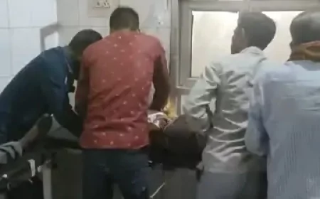 बस ने बाइक सवार तीन छात्रों को टक्कर मारी:एक छात्र की मौत, दो की हालत गंभीर, इंटरमीडिएट की परीक्षा देने जा रहे थे