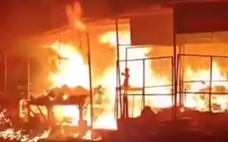 Sitapur News: खैराबाद में चार दुकानों में लगी भीषण आग देखिए पूरी खबर