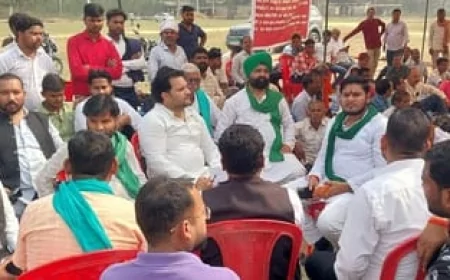 Sitapur News: चीनी मिल के मजदूरों ने दिया धरना, आंदोलन तेज