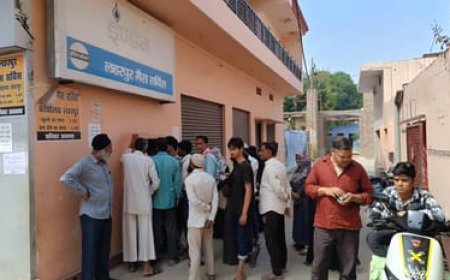 Sitapur News: लहरपुर में मकान से 10 सिलिंडर बरामद, गैस के लिए लंबी कतार देखिए पूरी खबर