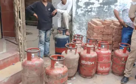 सीतापुर में गैस सिलेंडर संकट पर डीएम का बड़ा फैसला:शिकायतों के लिए कंट्रोल रूम बना, पूर्ति निरीक्षक तैनात