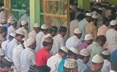 सीतापुर में अलविदा की नमाज शांतिपूर्वक संपन्न:नगर और ग्रामीण क्षेत्रों की मस्जिदों में अदा की गई नमाज, पुलिस बल तैनात रहा।