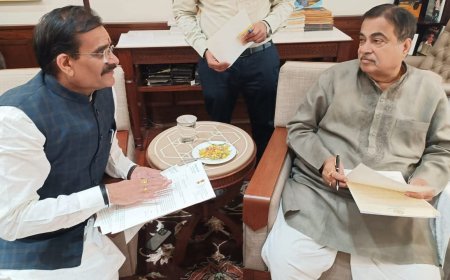 आज केंद्रीय मंत्री श्री नितिन गडकरी से खजुराहो संसदीय क्षेत्र में सड़क मार्ग के विकास एवं विभिन्न सुविधाओं को लेकर भेंट की।