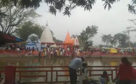 लहरपुर, सीतापुर। क्षेत्र के प्रसिद्ध सूर्यकुंड मंदिर में अमावस्या के पावन अवसर पर भारी संख्या में श्रद्धालुओं ने पवित्र सरोवर में डुबकी लगाई। बुधवार को सुबह से ही मंदिर में भक्तों की भीड़ उमड़ पड़ी।