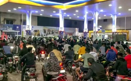 पूरे देश में पेट्रोल डीजल के लिए घंटों तक करना पड़ रहा इंतजार देखिए भीड़ पूरी खबर।