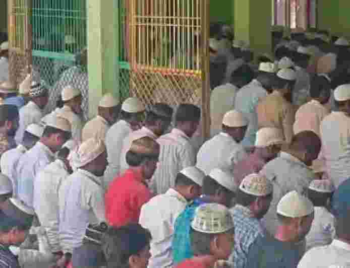 सीतापुर में अलविदा की नमाज शांतिपूर्वक संपन्न:नगर और ग्रामीण क्षेत्रों की मस्जिदों में अदा की गई नमाज, पुलिस बल तैनात रहा।