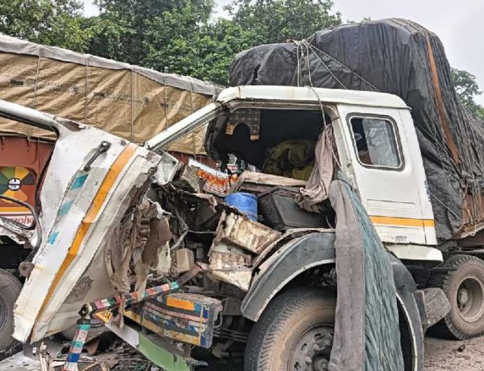 वाहन अनियंत्रित होकर 100 मीटर गहरी खाई में गिर गया।