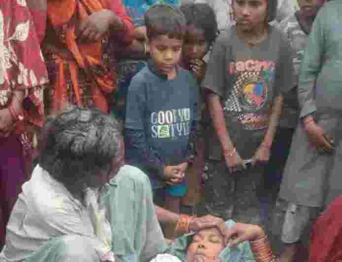 सीतापुर में आकाशीय बिजली गिरने से महिला की मौत:पेड़ के नीचे बैठी दूसरी महिला झुलसी, सामुदायिक स्वास्थ्य केंद्र में इलाज जारी: