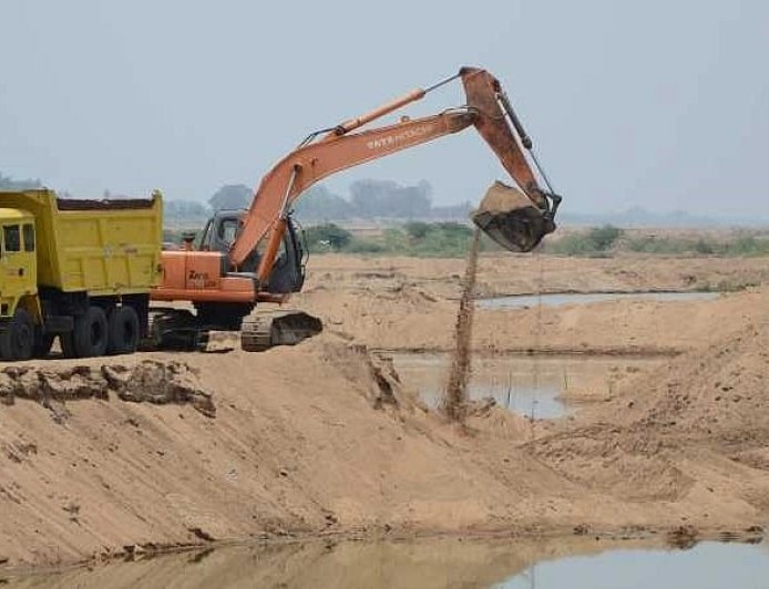 बांदा: केन नदी में अवैध खनन पर प्रशासन सख्त, 27 लोगों पर मुकदमा दर्ज