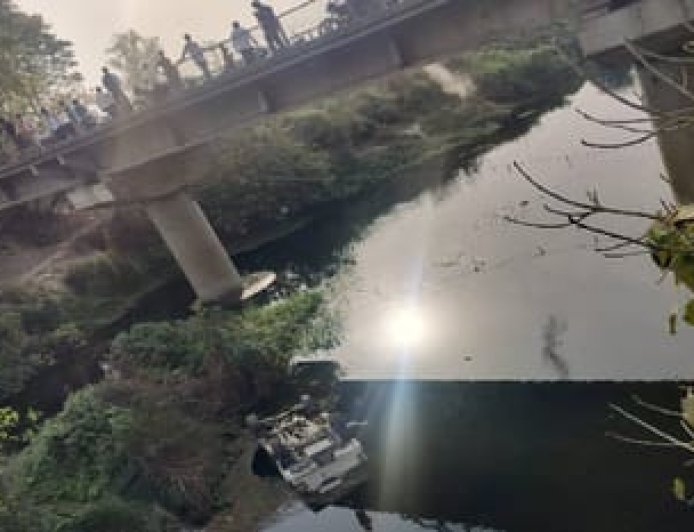 पुल से 30 फीट नीचे नदी में गिरी बोलेरो, युवक की मौत; साथी ने कूदकर बचाई जान