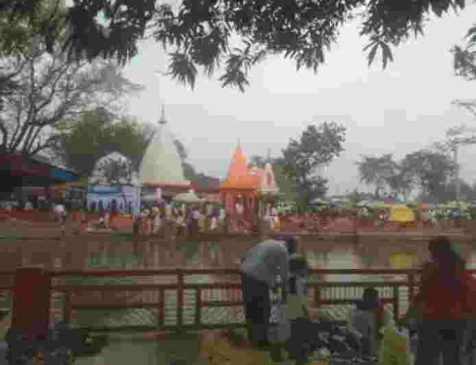 लहरपुर, सीतापुर। क्षेत्र के प्रसिद्ध सूर्यकुंड मंदिर में अमावस्या के पावन अवसर पर भारी संख्या में श्रद्धालुओं ने पवित्र सरोवर में डुबकी लगाई। बुधवार को सुबह से ही मंदिर में भक्तों की भीड़ उमड़ पड़ी।