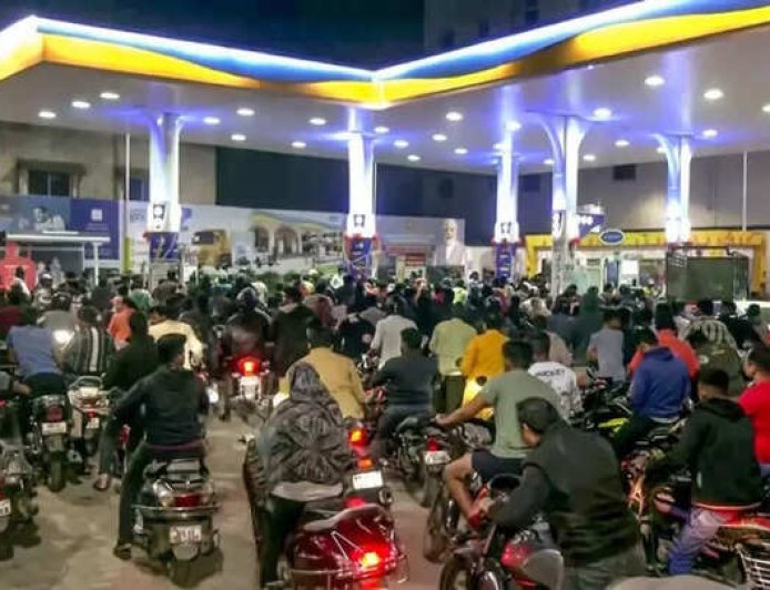 पूरे देश में पेट्रोल डीजल के लिए घंटों तक करना पड़ रहा इंतजार देखिए भीड़ पूरी खबर।