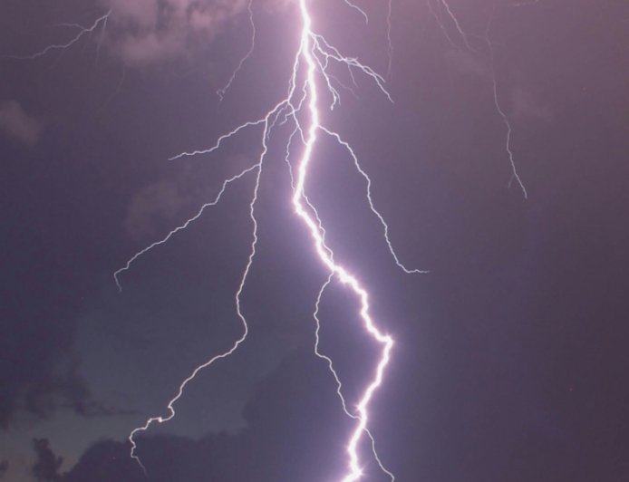 छत्तीसगढ़ में आकाशीय बिजली का कहर जारी है। एक 13 साल की बच्ची की मौत हो गई है, जबकि 7 मवेशियों की भी जान गई है। यह घटना हाल ही में हुई है, लेकिन अभी तक, पिछले कुछ समय में छत्तीसगढ़ में आकाशीय बिजली गिरने से कई लोगों और मवेशियों की मौत हुई है : देखिए पूरी खबर