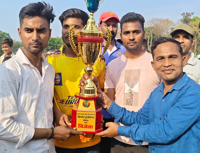 1008 बाबा यादव दास महाराज क्रिकेट टूर्नामेंट ग्राम सभा भिटौरा मैं आज फाइनल मैच भिटौरा बनाम कमलापुर के बीच खेला गया देखिए पूरी खबर