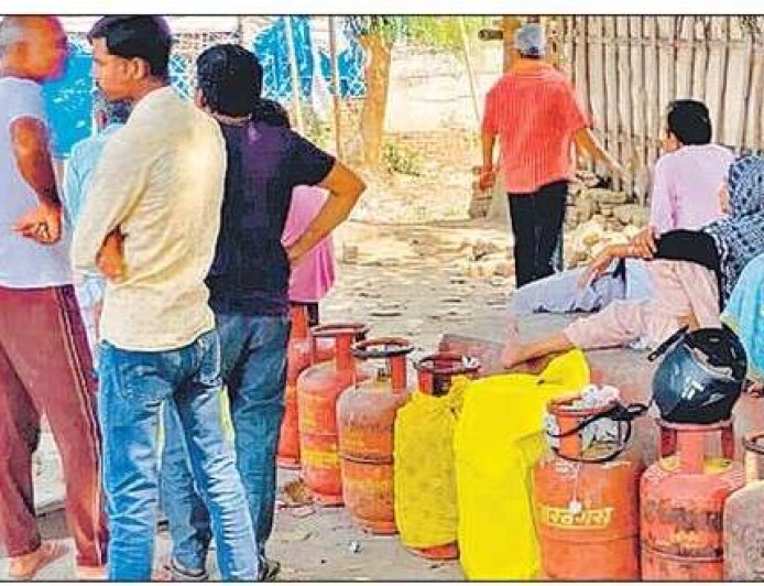 ओटीपी आई न डीएसी नंबर और गैस सिलेंडर की हो गई डिलीवरी, सभी शिकायतों की कंपनियों को सौंपी गई जांच *उपभोक्ताओं के हिस्से के सिलेंडर ब्लैक कर रहे*