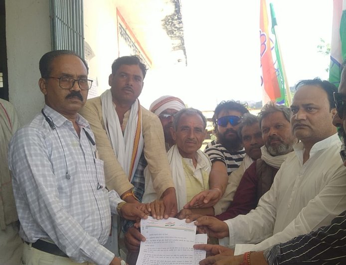 गैस सिलेंडर पेट्रोल और डीजल की कमी ओर बढ़ी कीमतें को लेकर कांग्रेस कमेटी ने सौंपा ज्ञापन: