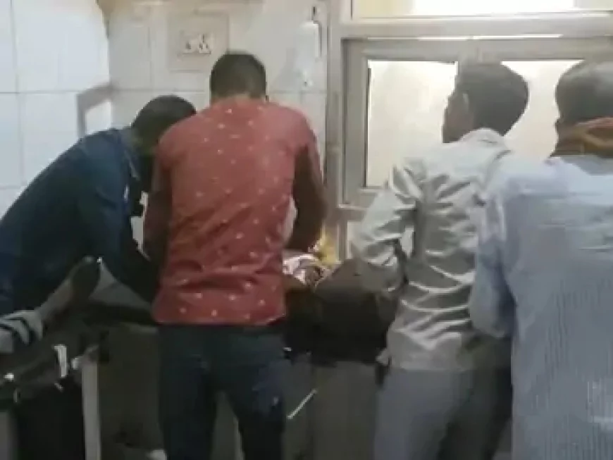 बस ने बाइक सवार तीन छात्रों को टक्कर मारी:एक छात्र की मौत, दो की हालत गंभीर, इंटरमीडिएट की परीक्षा देने जा रहे थे