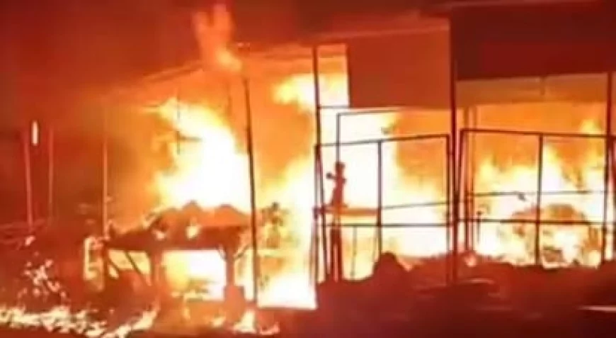 Sitapur News: खैराबाद में चार दुकानों में लगी भीषण आग देखिए पूरी खबर