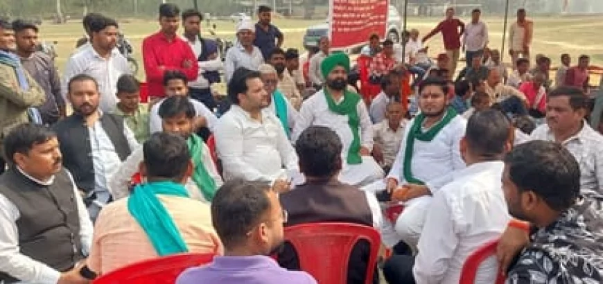 Sitapur News: चीनी मिल के मजदूरों ने दिया धरना, आंदोलन तेज