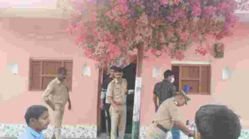 सीतापुर में पूर्व प्रधान के घर में घुसे बदमाशों ने मचाया तांडव, महिला की कनपटी पर तमंचा रखकर लूटे ₹3 लाख के जेवर