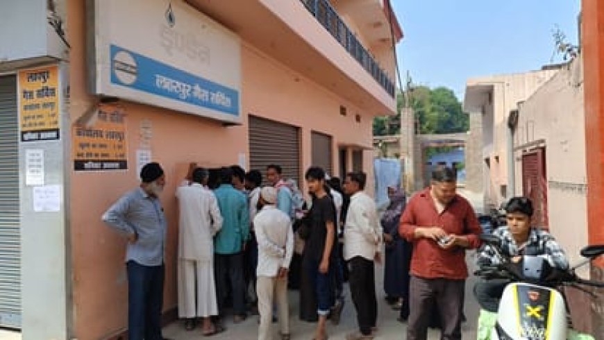 Sitapur News: लहरपुर में मकान से 10 सिलिंडर बरामद, गैस के लिए लंबी कतार देखिए पूरी खबर