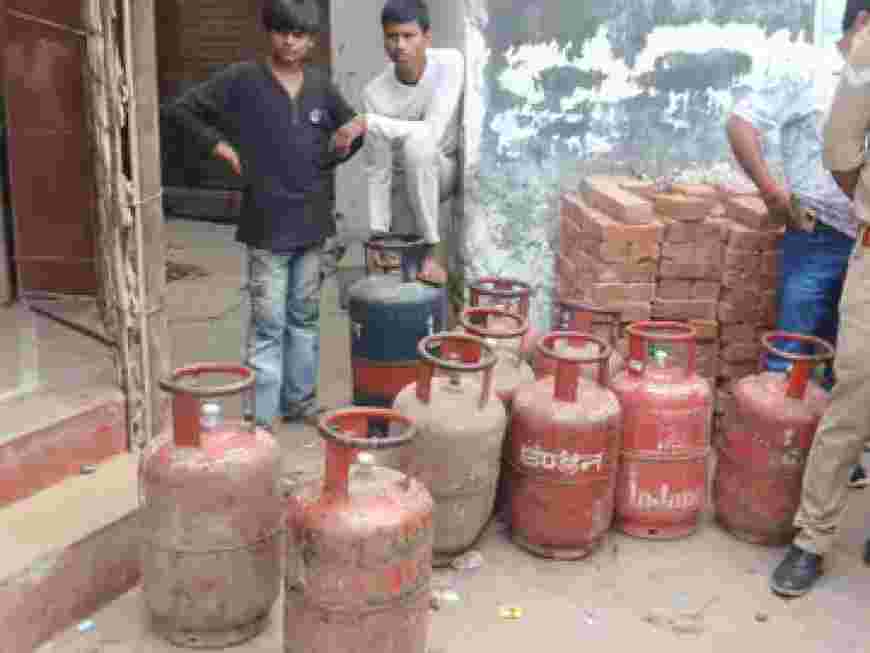 सीतापुर में गैस सिलेंडर संकट पर डीएम का बड़ा फैसला:शिकायतों के लिए कंट्रोल रूम बना, पूर्ति निरीक्षक तैनात