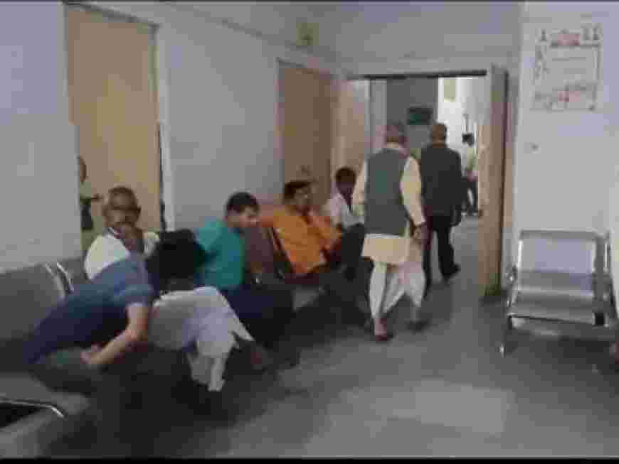 सीतापुर के रामपुर मथुरा थाना क्षेत्र में करंट लगने से एक महिला की दर्दनाक मौत हो गई।  पढ़िए पूरी खबर।