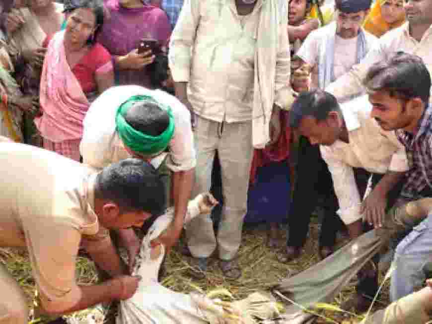 सीतापुर में ट्रांसफार्मर पर काम करते संविदाकर्मी की मौत:हाईटेंशन लाइन में करंट आने से हादसा, विभाग ने दिया 1 लाख मुआवजा