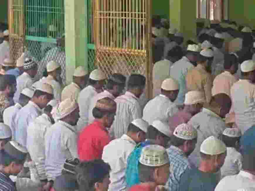 सीतापुर में अलविदा की नमाज शांतिपूर्वक संपन्न:नगर और ग्रामीण क्षेत्रों की मस्जिदों में अदा की गई नमाज, पुलिस बल तैनात रहा।