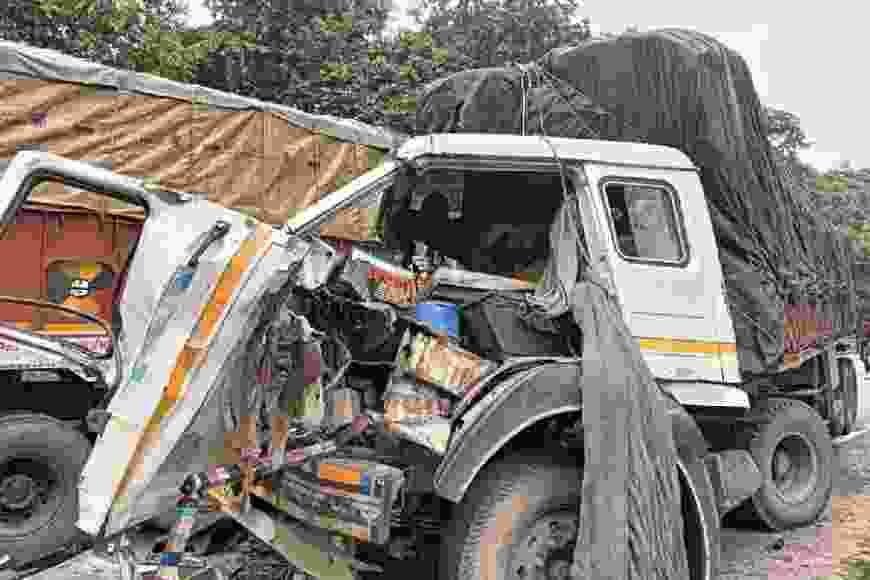 वाहन अनियंत्रित होकर 100 मीटर गहरी खाई में गिर गया।