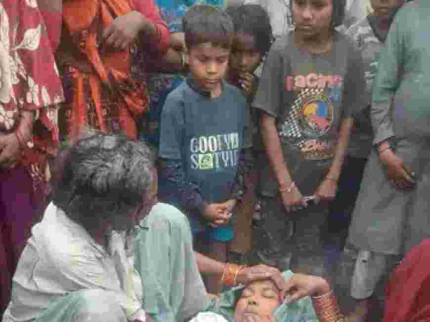 सीतापुर में आकाशीय बिजली गिरने से महिला की मौत:पेड़ के नीचे बैठी दूसरी महिला झुलसी, सामुदायिक स्वास्थ्य केंद्र में इलाज जारी: