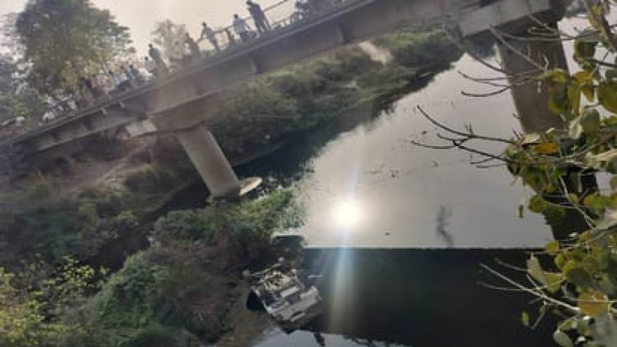 पुल से 30 फीट नीचे नदी में गिरी बोलेरो, युवक की मौत; साथी ने कूदकर बचाई जान