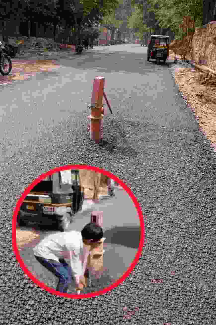 मिर्जापुर में चलती सड़क के बीच हैंडपंप बड़ी लापरवाही यात्रियों के लिए खतरा: