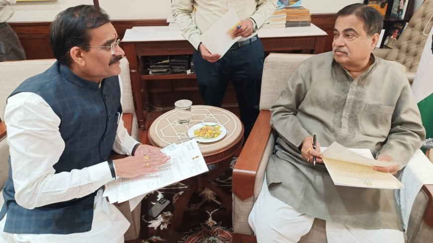 आज केंद्रीय मंत्री श्री नितिन गडकरी से खजुराहो संसदीय क्षेत्र में सड़क मार्ग के विकास एवं विभिन्न सुविधाओं को लेकर भेंट की।