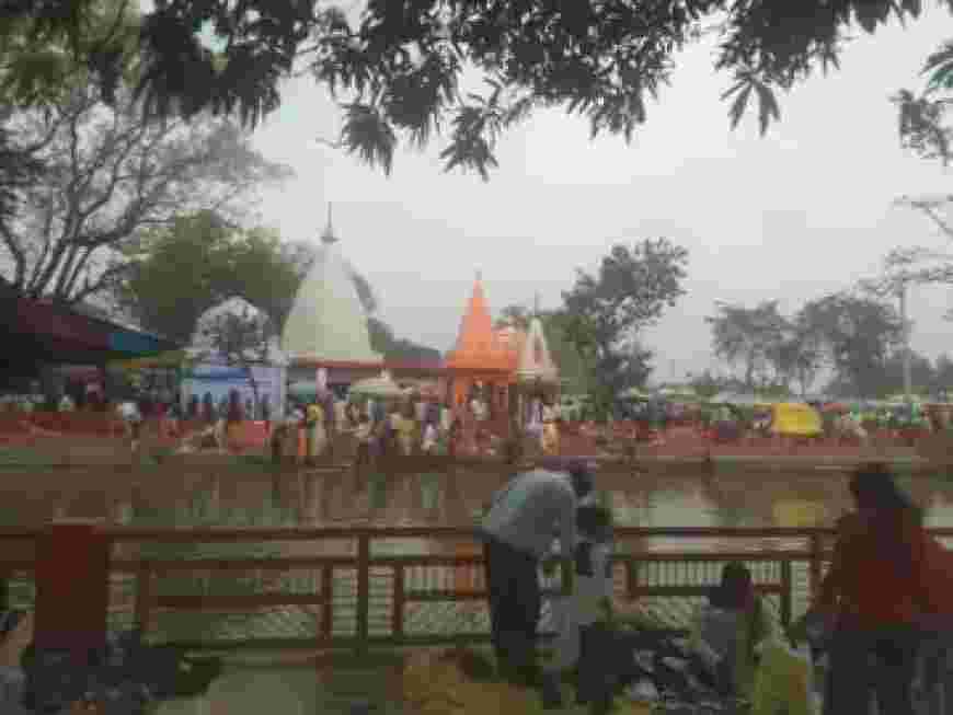 लहरपुर, सीतापुर। क्षेत्र के प्रसिद्ध सूर्यकुंड मंदिर में अमावस्या के पावन अवसर पर भारी संख्या में श्रद्धालुओं ने पवित्र सरोवर में डुबकी लगाई। बुधवार को सुबह से ही मंदिर में भक्तों की भीड़ उमड़ पड़ी।