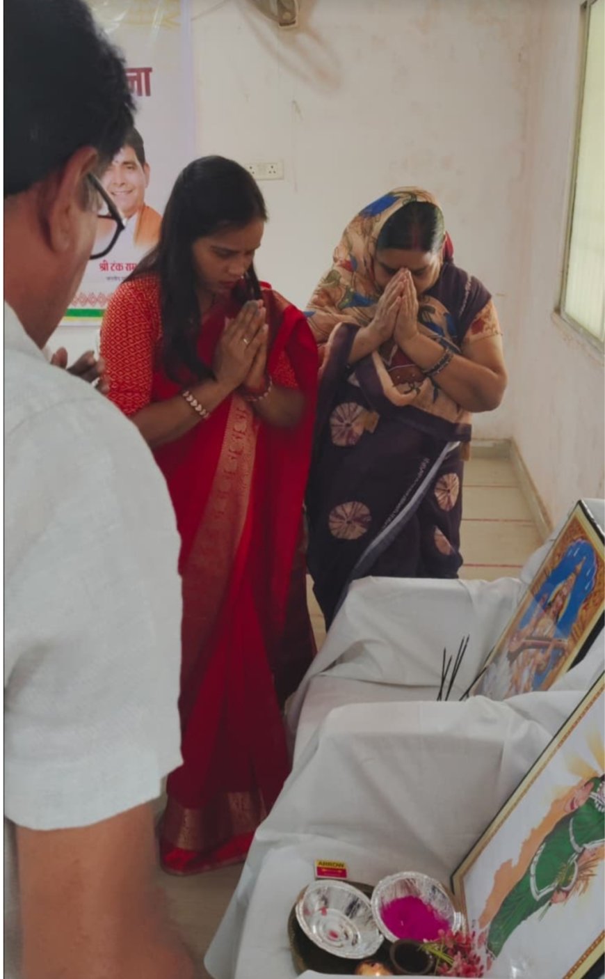 सरायपाली : दीनदयाल उपाध्याय भूमिहीन कृषि मजदूर कल्याण योजना के तहत हितग्राहियों को राशि वितरण कार्यक्रम आयोजित किया गया। इस योजना के माध्यम से भूमिहीन कृषि मजदूरों को आर्थिक सहायता प्रदान की जाती है, जिससे उनकी जीवन स्थिति में सुधार हो सके। कार्यक्रम में स्थानीय प्रशासन ने हितग्राहियों को सीधे उनके खातों में राशि हस्तांतरित की, जिससे उन्हें अपने कृषि कार्यों में मदद मिलेगी और उनकी आर्थिक स्थिति मजबूत होगी। इस अवसर पर अधिकारियों ने योजना के लाभों और भविष्य की योजनाओं के बारे में भी जानकारी दी।