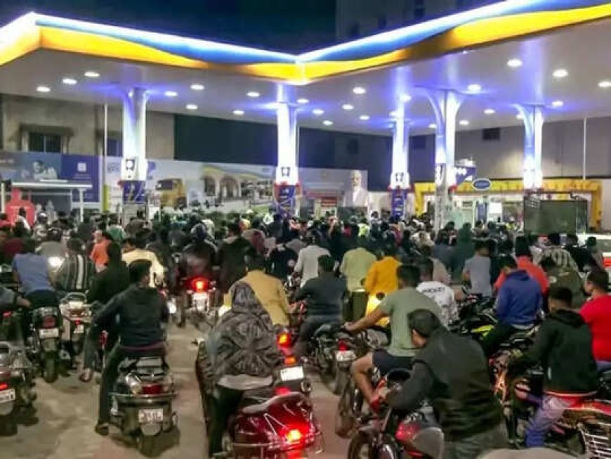 पूरे देश में पेट्रोल डीजल के लिए घंटों तक करना पड़ रहा इंतजार देखिए भीड़ पूरी खबर।
