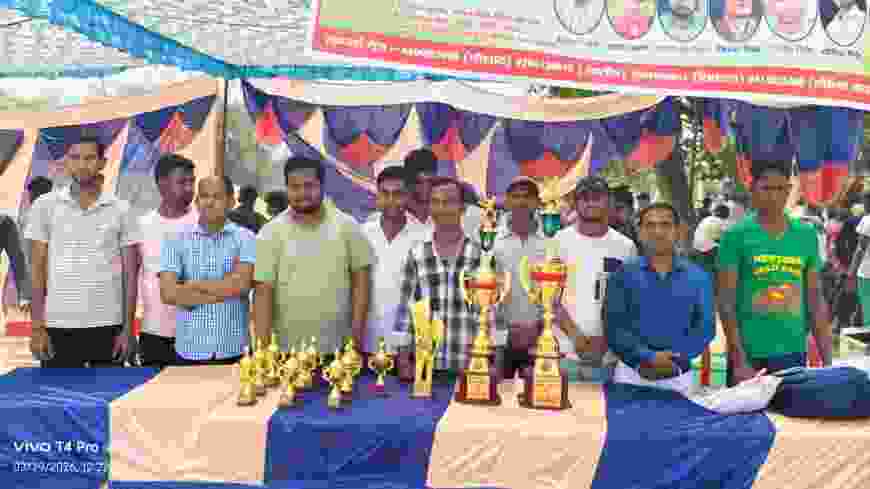 1008 बाबा यादव दास महाराज क्रिकेट टूर्नामेंट ग्राम सभा भिटौरा मैं आज फाइनल मैच भिटौरा बनाम कमलापुर के बीच खेला गया देखिए पूरी खबर