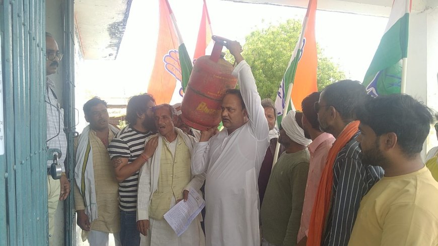 गैस सिलेंडर पेट्रोल और डीजल की कमी ओर बढ़ी कीमतें को लेकर कांग्रेस कमेटी ने सौंपा ज्ञापन: