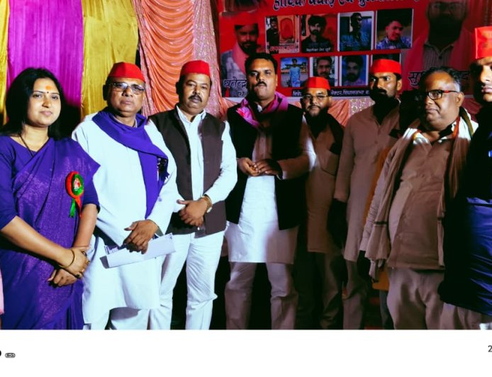 समाजवादी पार्टी के कार्यकर्ताओं द्वारा अम्बेडकर जयंती पर कार्यक्रम आयोजित किया गया