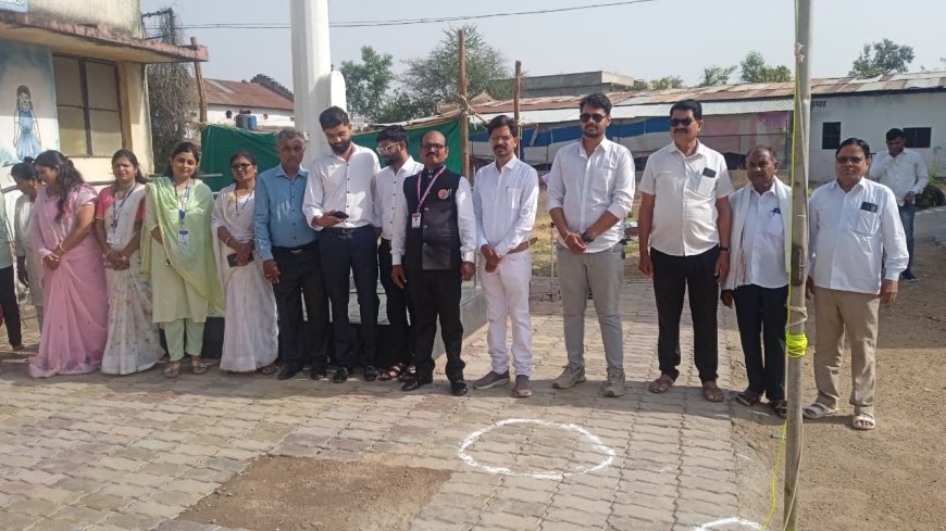 आज, 1 मई, 2026 को, महाराष्ट्र दिवस और श्रमिक दिवस को अरोली स्थित जिला परिषद उच्च प्राथमिक विद्यालय में ध्वजारोहण के साथ मनाया गया। जिला मीडिया प्रभारी सुनील हजारे जी के द्वारा।