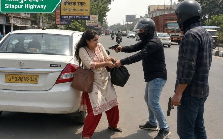 लखनऊ-सीतापुर हाईवे पर दिनदहाड़े बड़ी लूट की वारदात सामने आई। कैब से उतरकर घर जा रही महिला को बदमाशों ने बीच सड़क पर घेर लिया। असलहों से लैस बदमाशों ने महिला से करीब 5 लाख रुपये लूट लिए और मौके से फरार हो गए। घटना से इलाके में दहशत फैल गई।