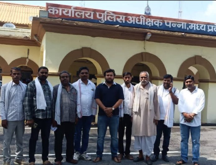 बीहरपुरवा में हुई दुर्घटना को लेकर  कलेक्टर पन्ना को सरपंच संघ ने एफआईआर निरस्त करने को लेकर सौंपा ज्ञापन