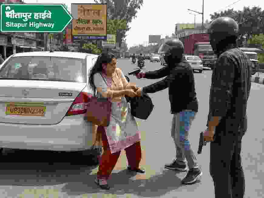 लखनऊ-सीतापुर हाईवे पर दिनदहाड़े बड़ी लूट की वारदात सामने आई। कैब से उतरकर घर जा रही महिला को बदमाशों ने बीच सड़क पर घेर लिया। असलहों से लैस बदमाशों ने महिला से करीब 5 लाख रुपये लूट लिए और मौके से फरार हो गए। घटना से इलाके में दहशत फैल गई।