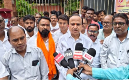 संविधान चौक पर सफाई कर्मियों का विशाल धरना-प्रदर्शन, लंबित मांगों के समाधान हेतु मुख्यमंत्री के नाम जिलाधिकारी को सौंपा ज्ञापन