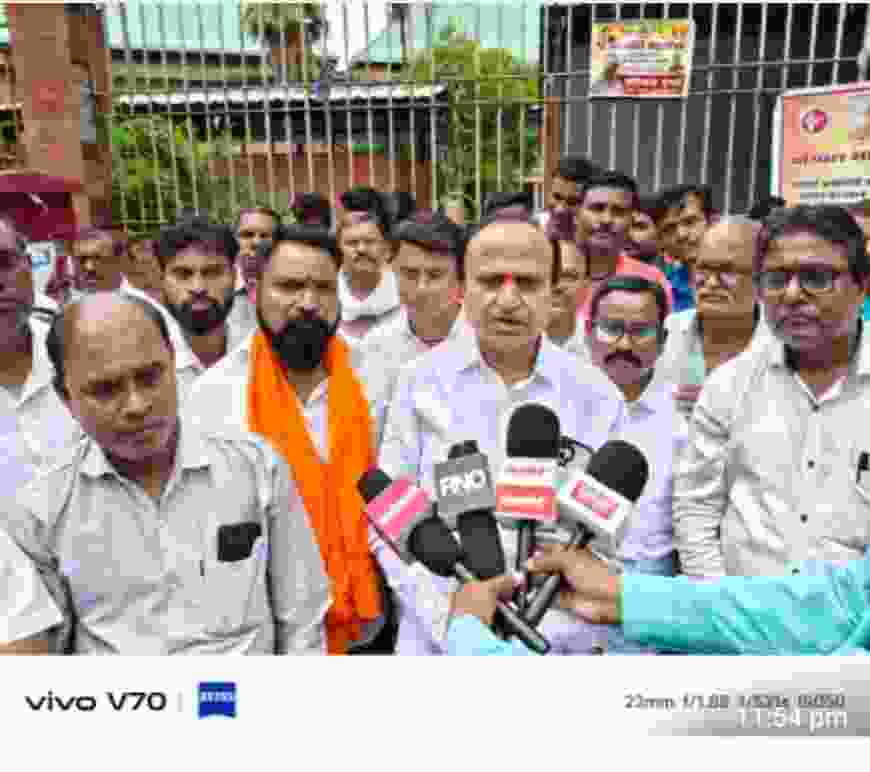 संविधान चौक पर सफाई कर्मियों का विशाल धरना-प्रदर्शन, लंबित मांगों के समाधान हेतु मुख्यमंत्री के नाम जिलाधिकारी को सौंपा ज्ञापन