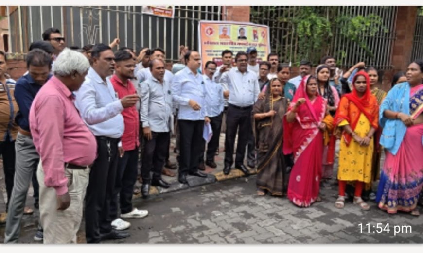 संविधान चौक पर सफाई कर्मियों का विशाल धरना-प्रदर्शन, लंबित मांगों के समाधान हेतु मुख्यमंत्री के नाम जिलाधिकारी को सौंपा ज्ञापन