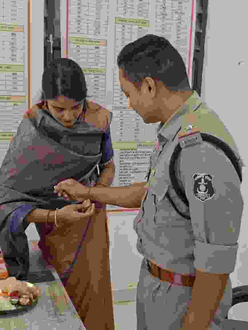 THE GLOBAL INDIA NEWS TODAY | छत्तीसगढ़ पुलिस जवानों की कलाई पर बंधी राखी, बहनों ने जताया सम्मान और अपनापन दिनांक: 28 अगस्त 2026