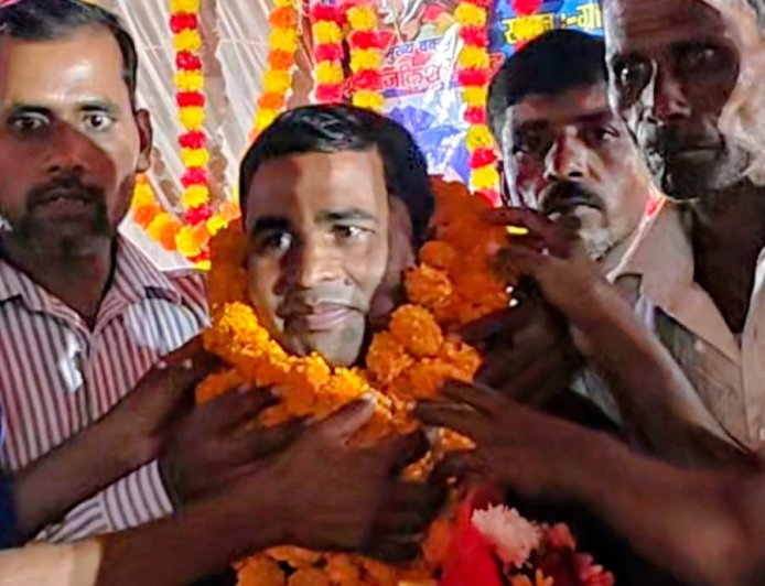 कल ग्राम आदिलपुर पोस्ट बीरमपुर गांव में संविधान परिचर्चा नशा मुक्ति अभियान जो पांच दिवसीय कार्यक्रम है जिसका उद्घाटन शाम करीब 8:00 बजे भीम आर्मी के जिला संगठन मंत्री डॉ सुधीर कुमार राजवंशी के करकमलो द्वारा किया गया कार्यक्रम की शुरुआत